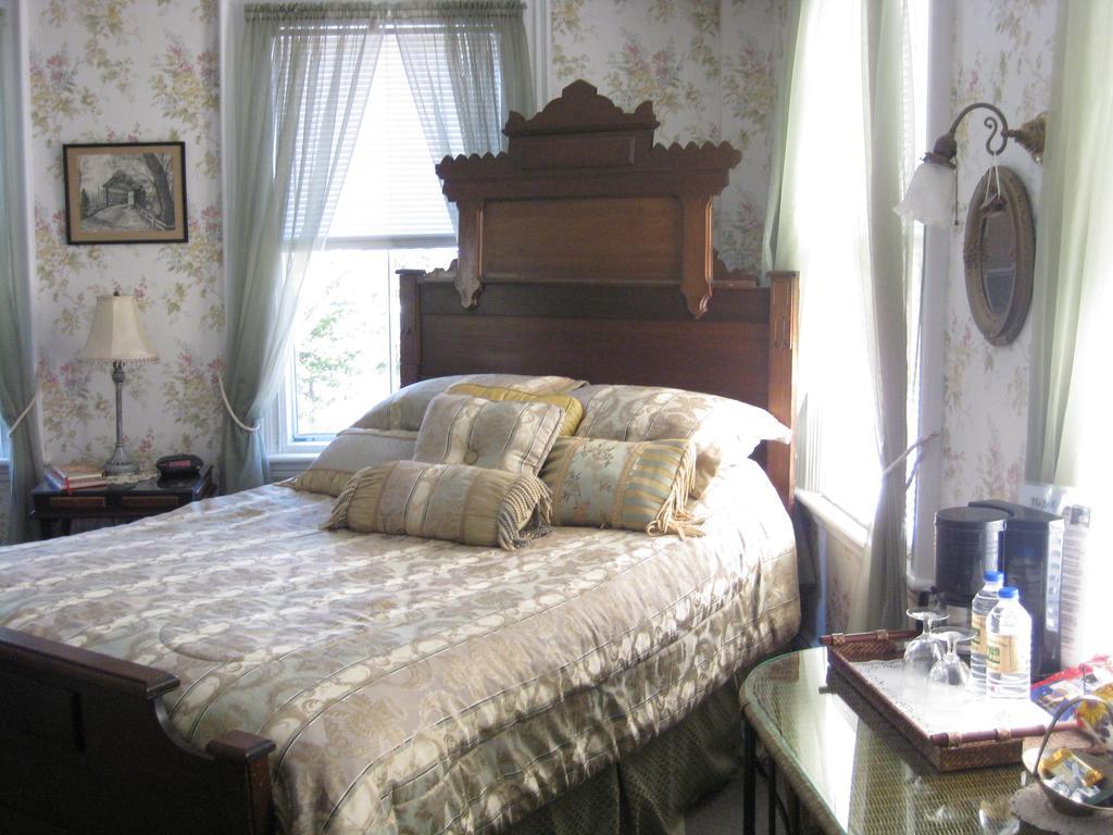 The Bridges Inn At Whitcomb House B&B Swanzey Exterior photo